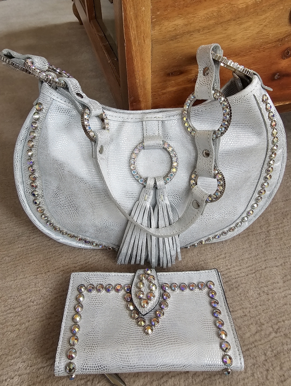 New Raviani White Metalic Leather Embossed Shoulder Bag With Matching Wallet